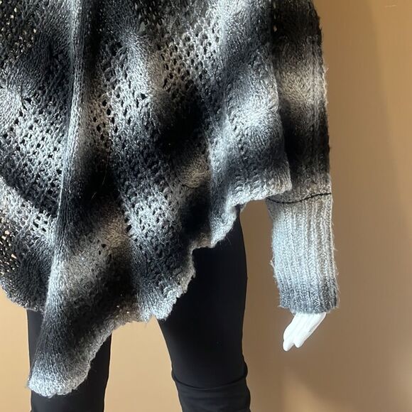 Very nice sweater poncho - Picture 5 of 9